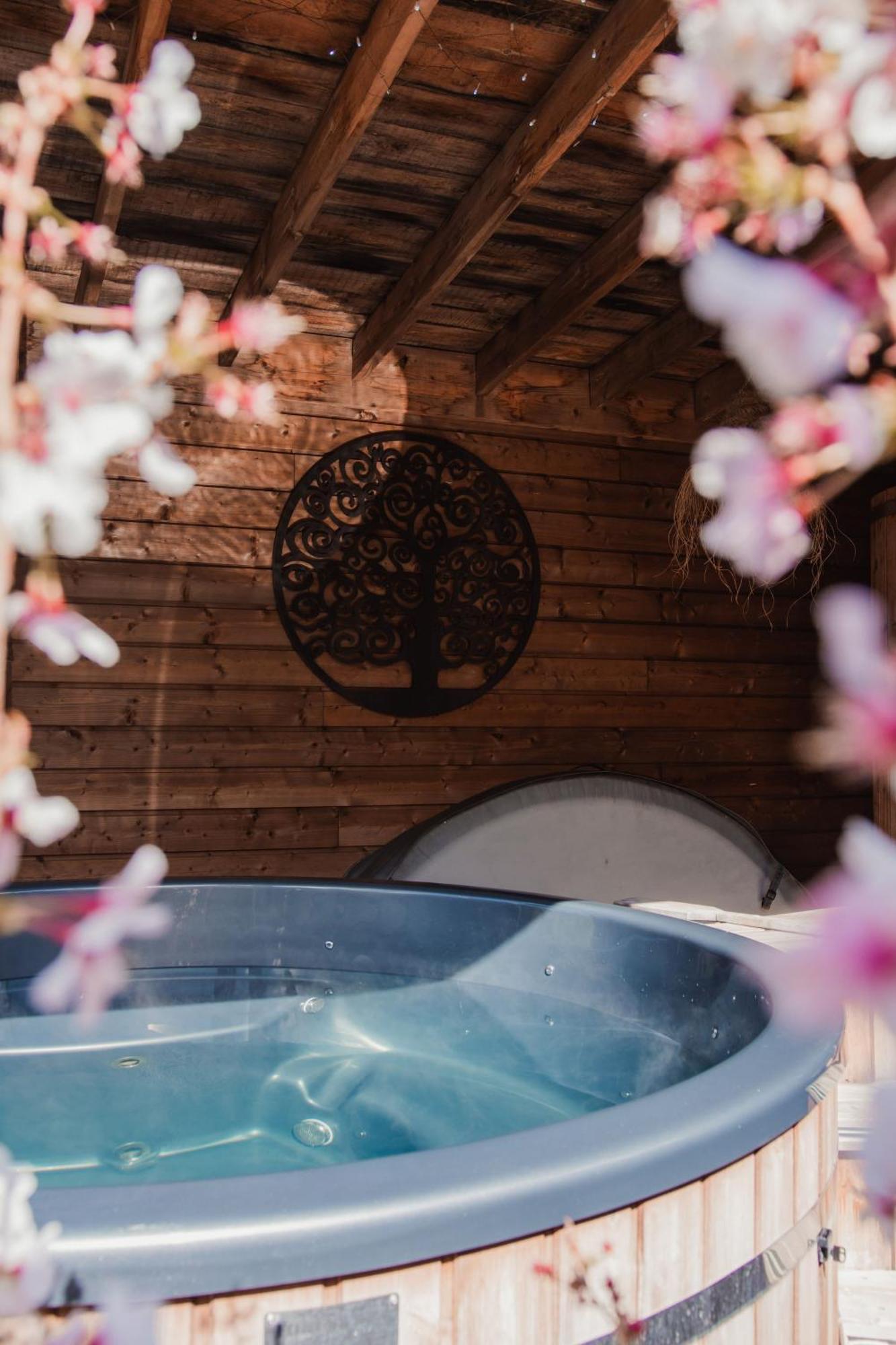Maison D'Hote Les Notes Endormies Suite Le Refuge Walcourt エクステリア 写真